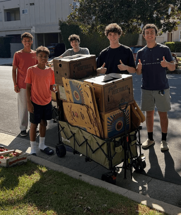 FeelingFullLA volunteers distributing food